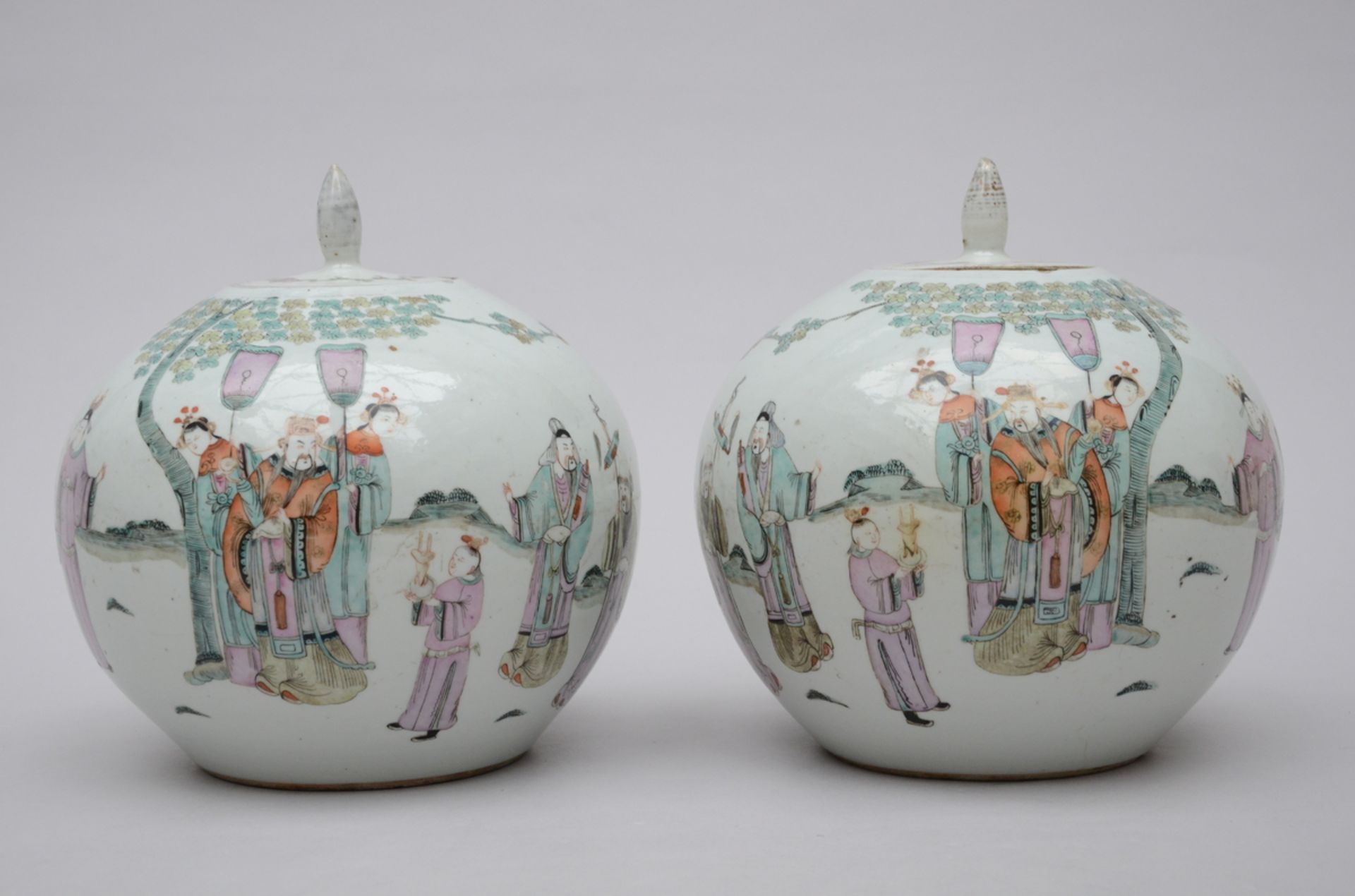 A pair of Chinese porcelain famille rose ginger jars 'Taoist scenes' (h23cm-dia22cm) (*)