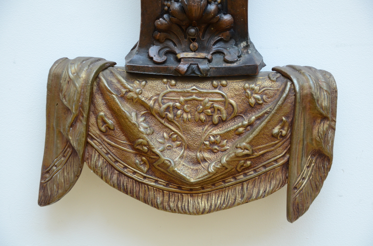 A pair of large wall lights with karyatids, assembled (96x64cm) - Image 4 of 5