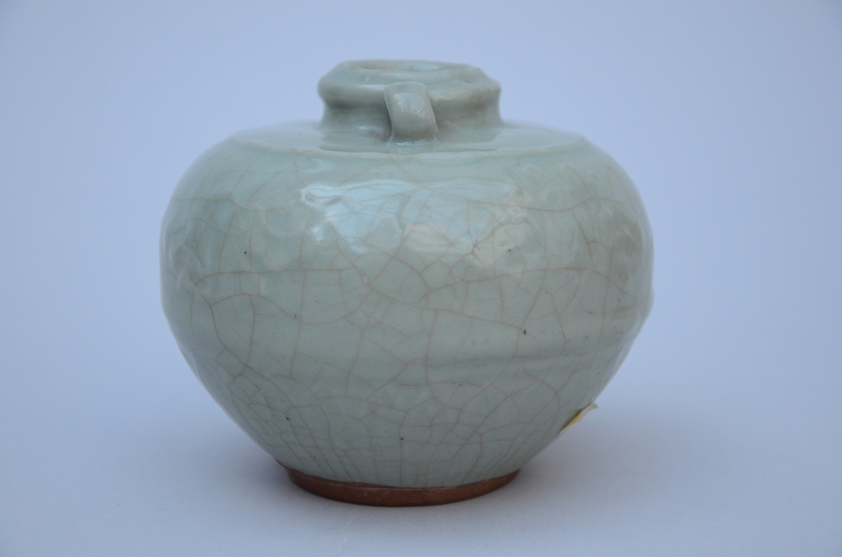 Chinese celadon vase with floral relief decor (H10cm) - Image 2 of 4
