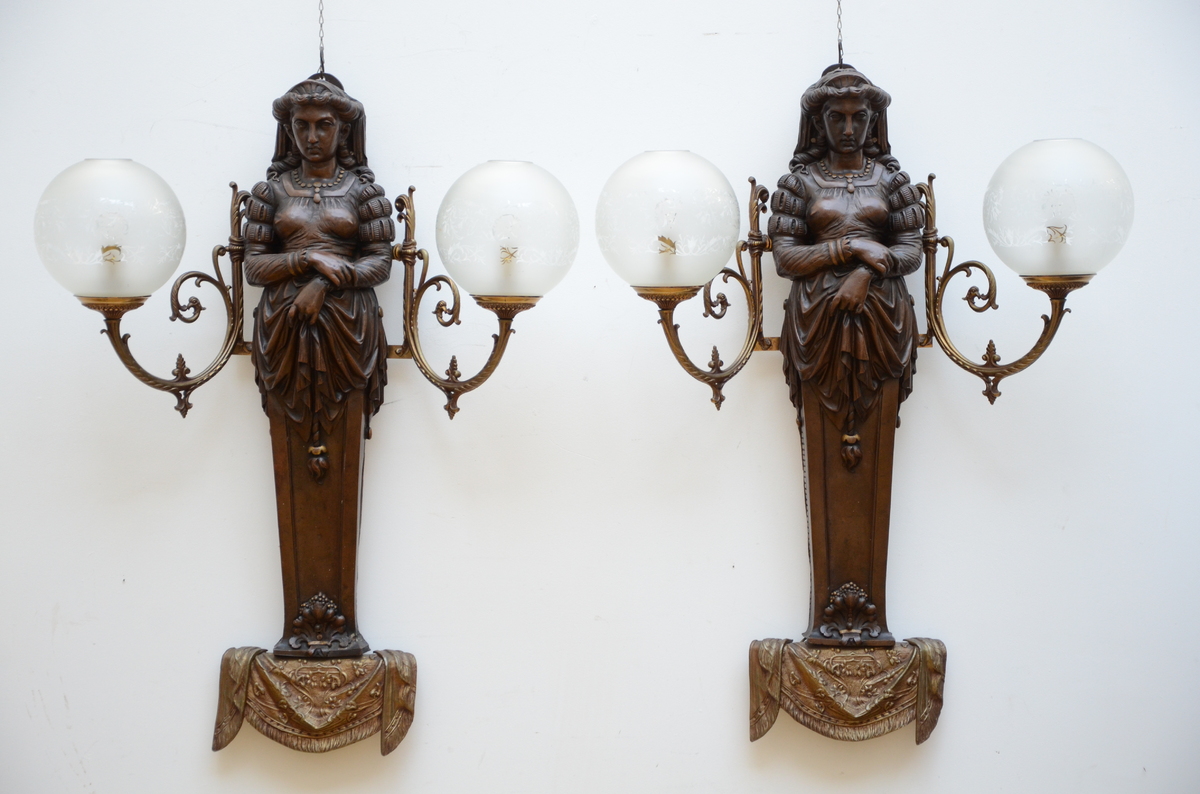 A pair of large wall lights with karyatids, assembled (96x64cm)