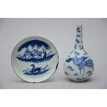 Lot: 2 pieces in blue and white porcelain for the Vietnamese market (vase H20) (plate dia16cm) (*)