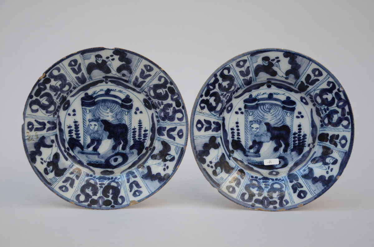 A pair of Delft earthenware plates signed De Klaauw, 18th century (dia 22.5 cm) (*)