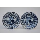 A pair of Delft earthenware plates signed De Klaauw, 18th century (dia 22.5 cm) (*)