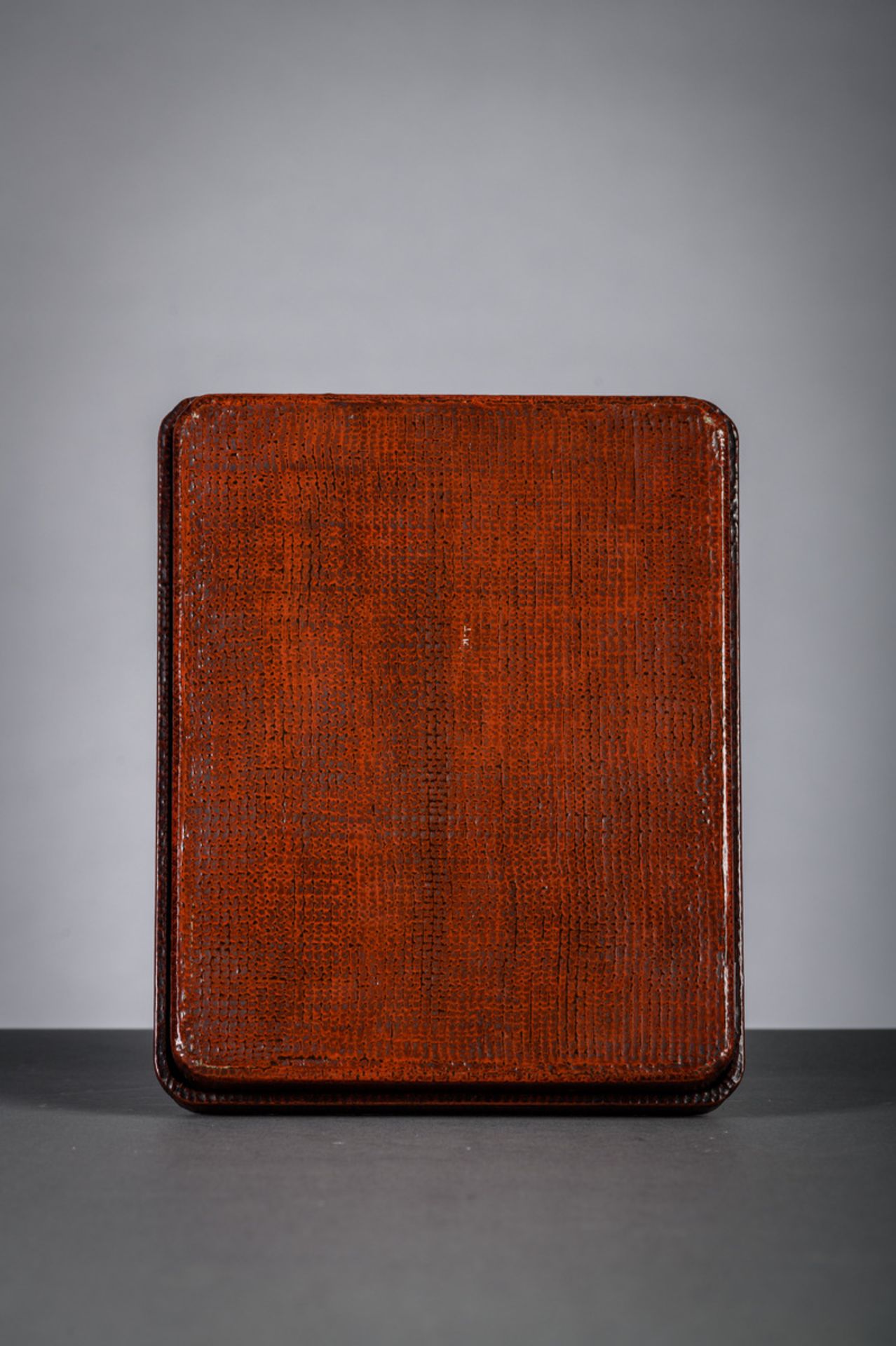 A Japanese red lacquer box with 'demon mask' (19.5x24.5cm) - Bild 3 aus 3