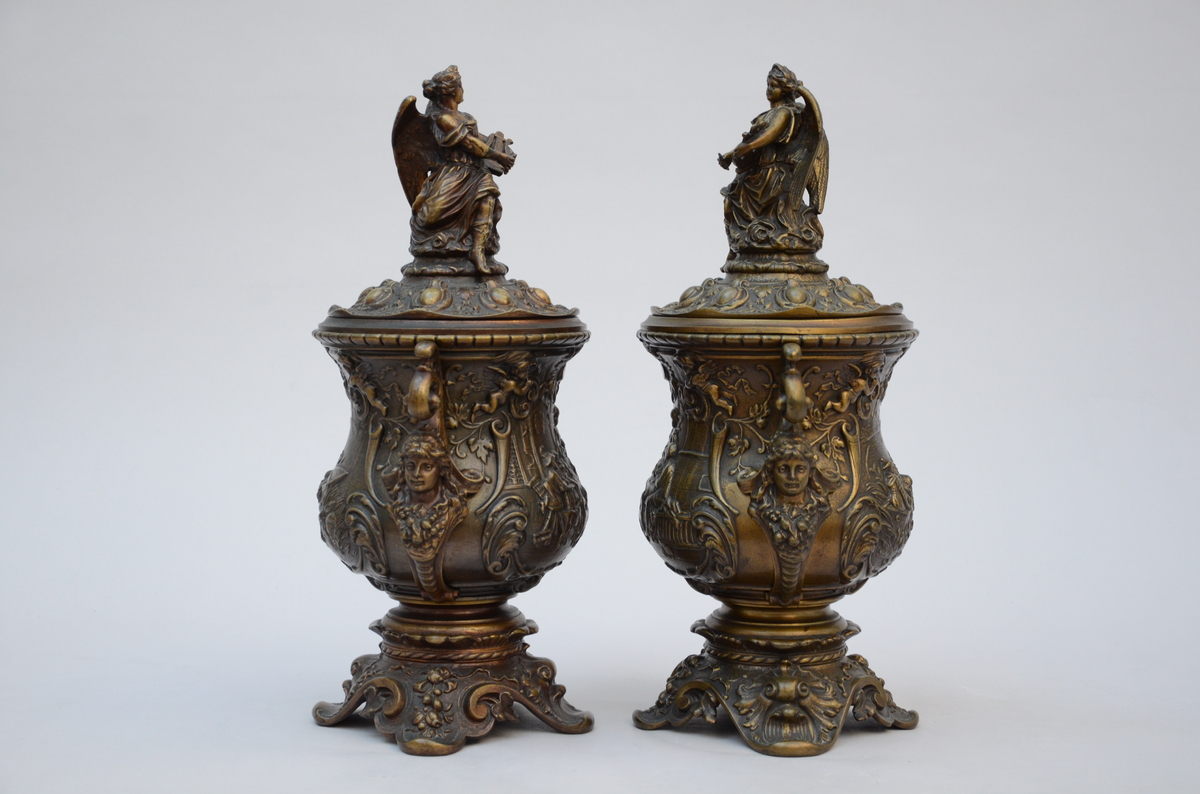 A pair of bronze lidded vases (h46cm) (*) - Image 2 of 4