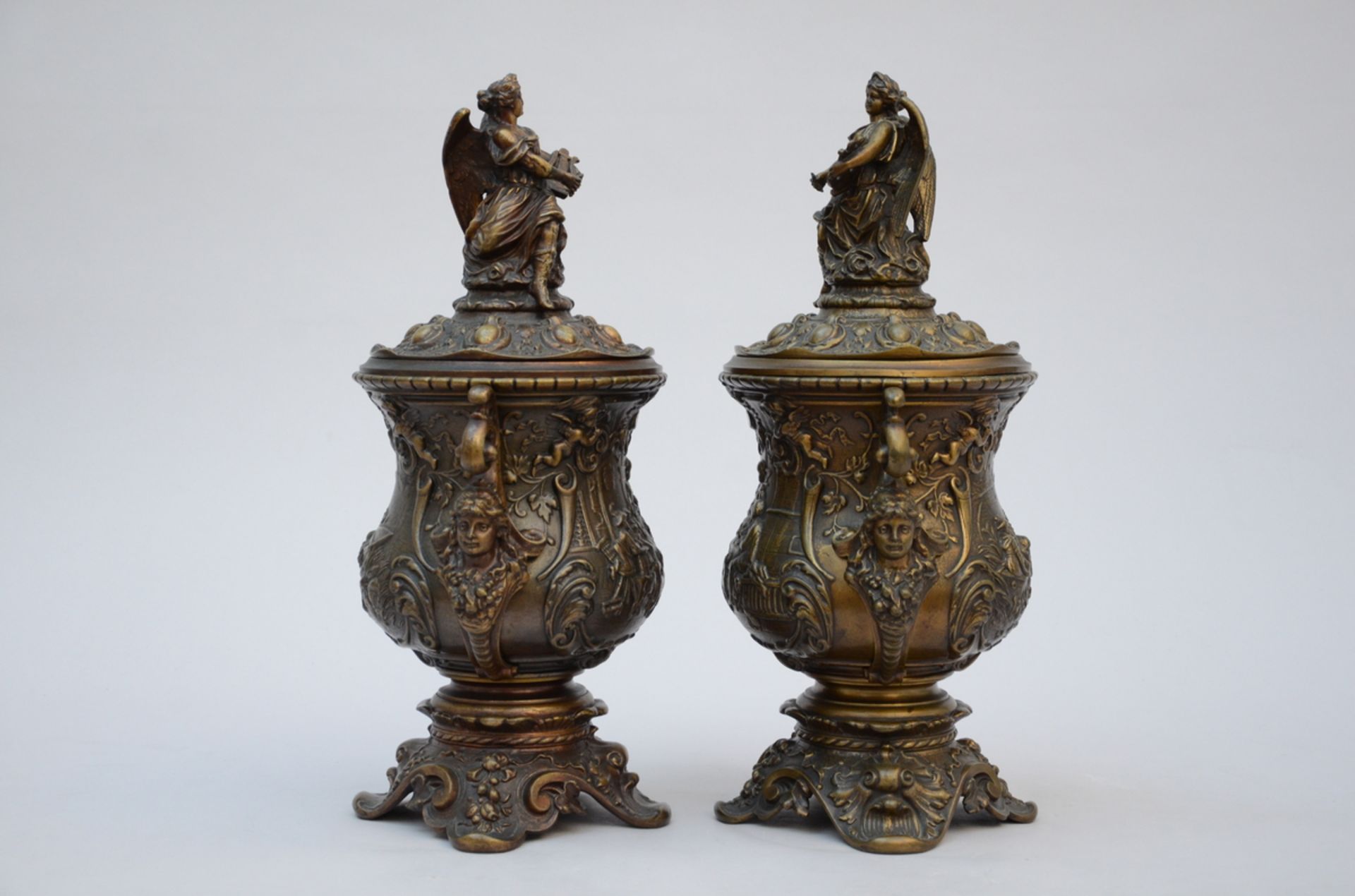 A pair of bronze lidded vases (h46cm) (*) - Bild 2 aus 4