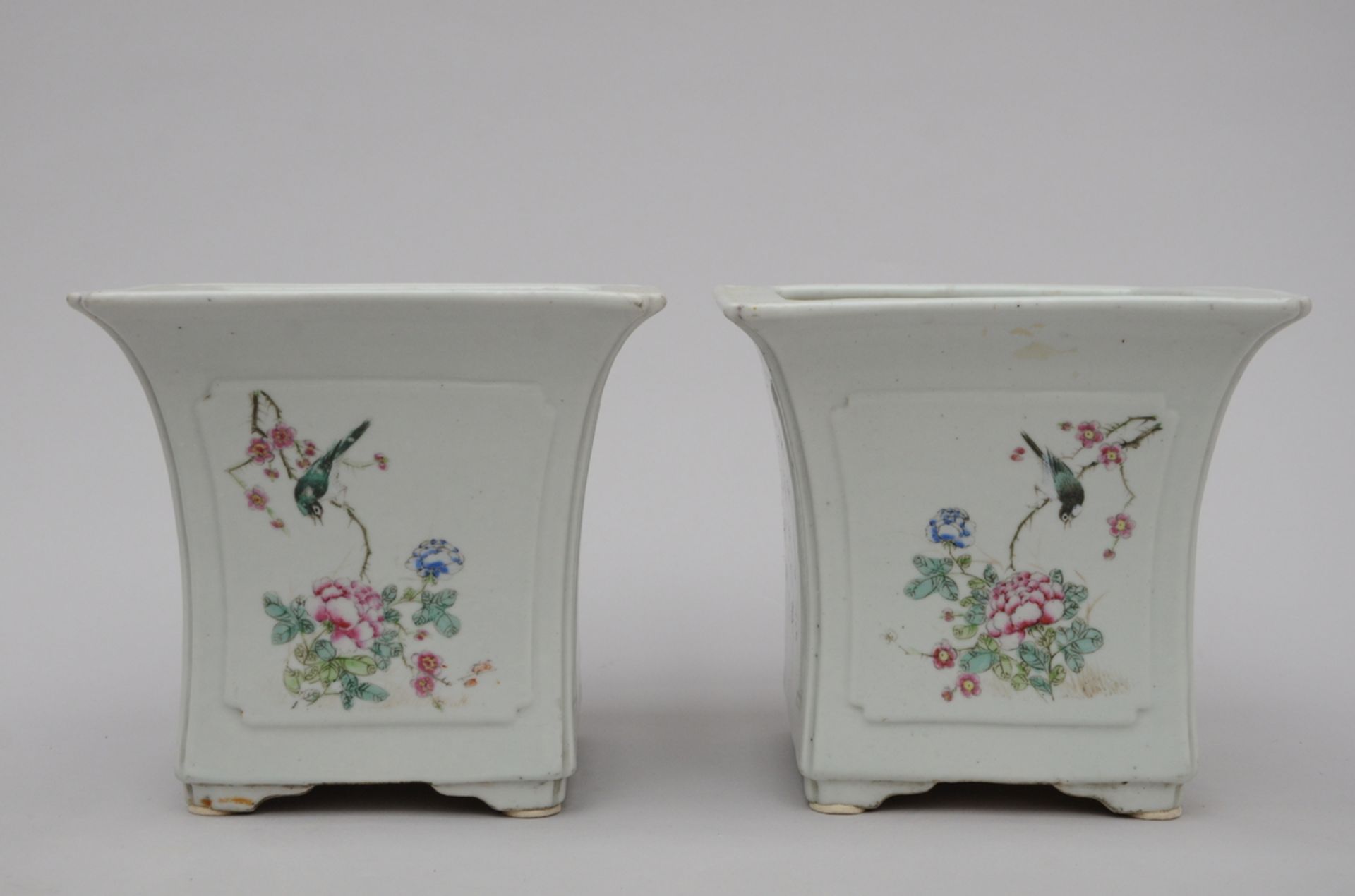 A pair of famille rose planters 'birds' (19x21x21cm) - Image 2 of 4