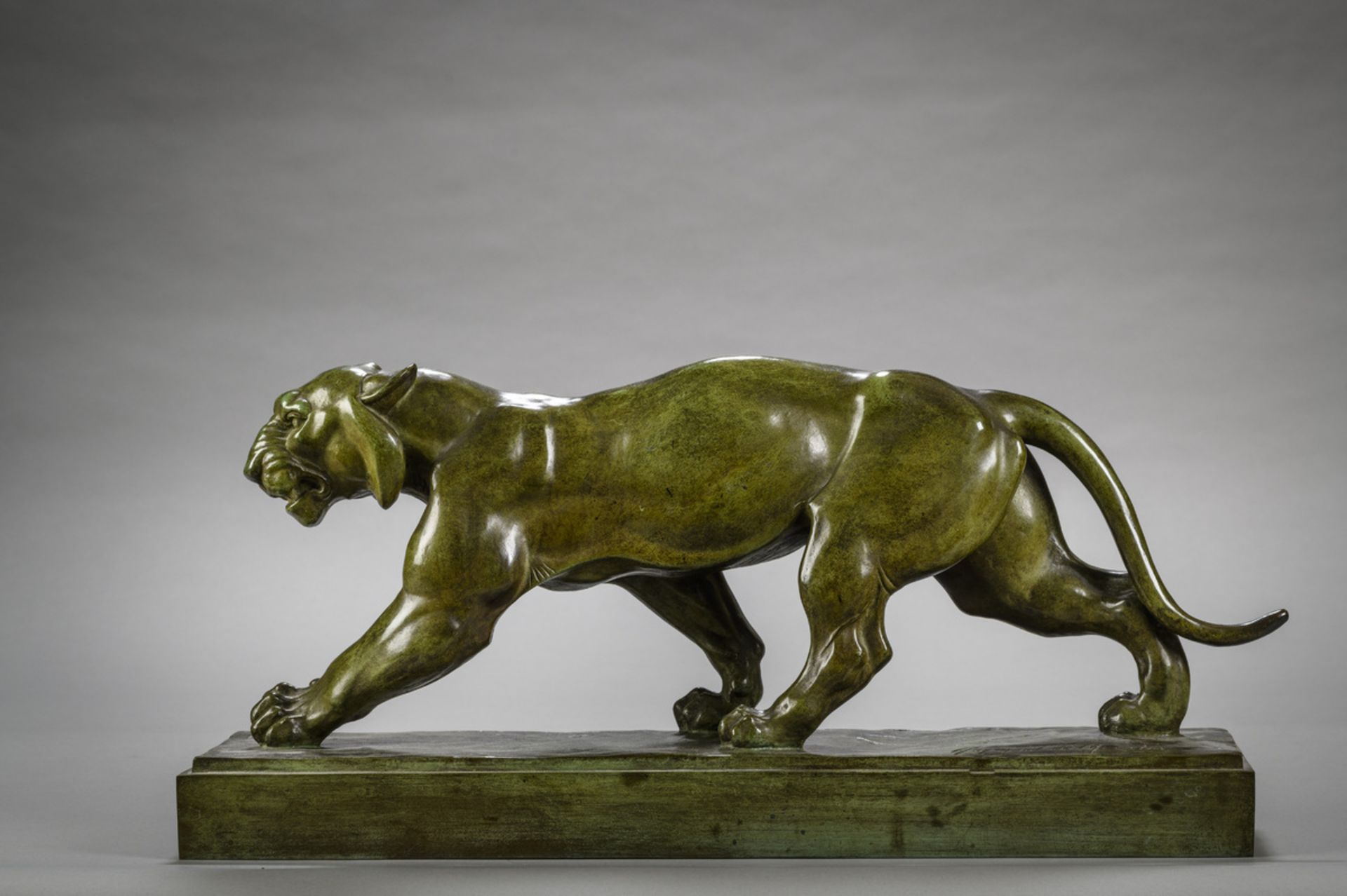 Raymond De Meester: bronze sculpture 'The lioness' (28.5x60x13.5cm) - Image 3 of 5