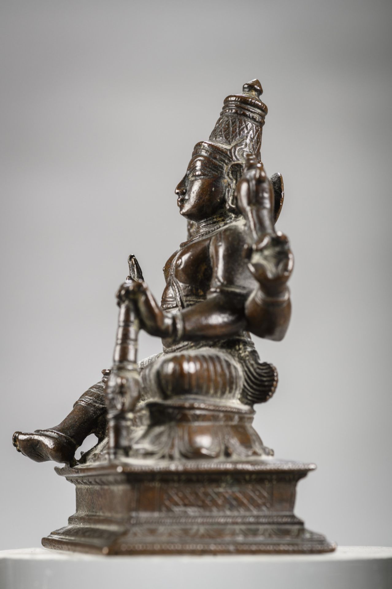 Indian bronze sculpture 'Vishnu', 18th - 19th century (h 10.3 cm) - Image 5 of 6