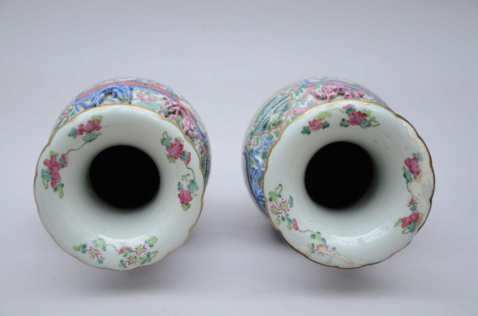 A pair of Chinese famille rose Canton vases 'warriors' (H64cm) (*) - Image 5 of 9
