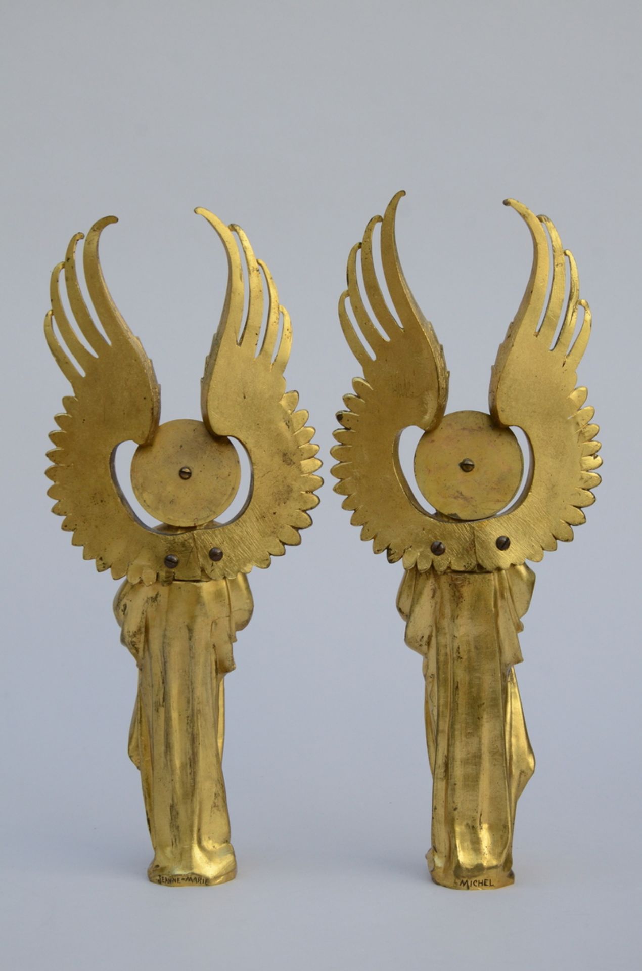 A pair of Gothic revival angels in gilt bronze (H47cm) - Bild 2 aus 4