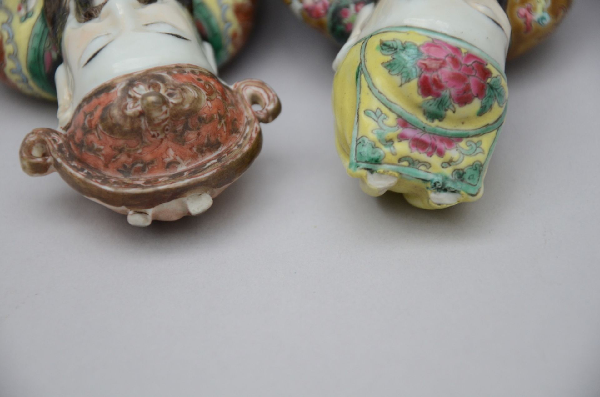 A pair of Chinese porcelain figures (H25cm) (*) - Image 3 of 4