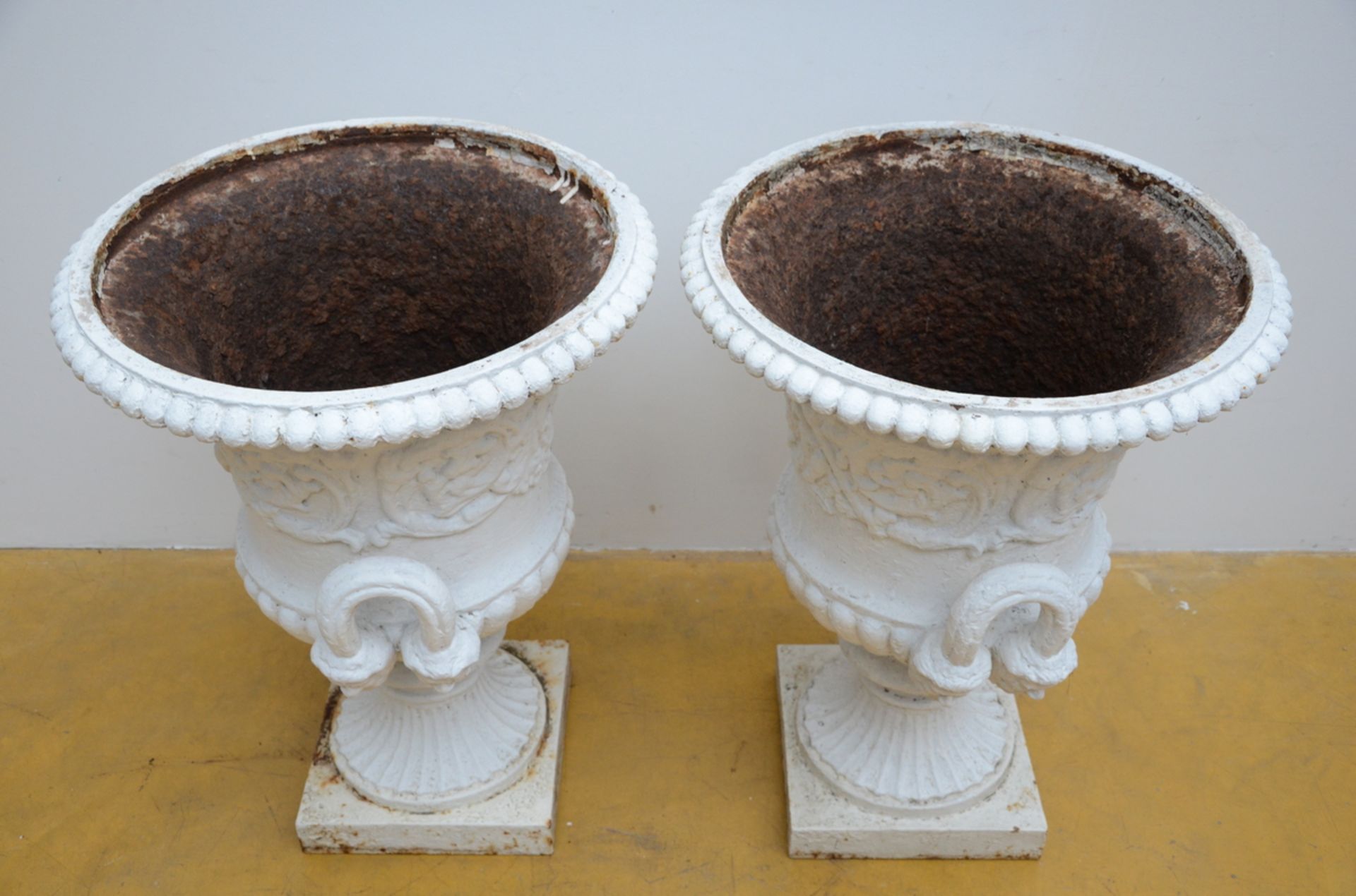 A pair of large Medici vases in cast iron (H77 Dia57cm) - Image 4 of 4