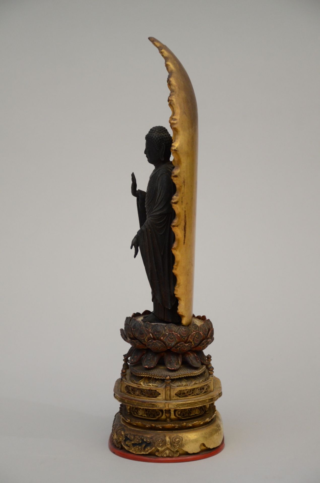 A finely carved sculpture in lacquered wood 'Buddha Maitreya', Edo period (H39cm) - Bild 3 aus 6