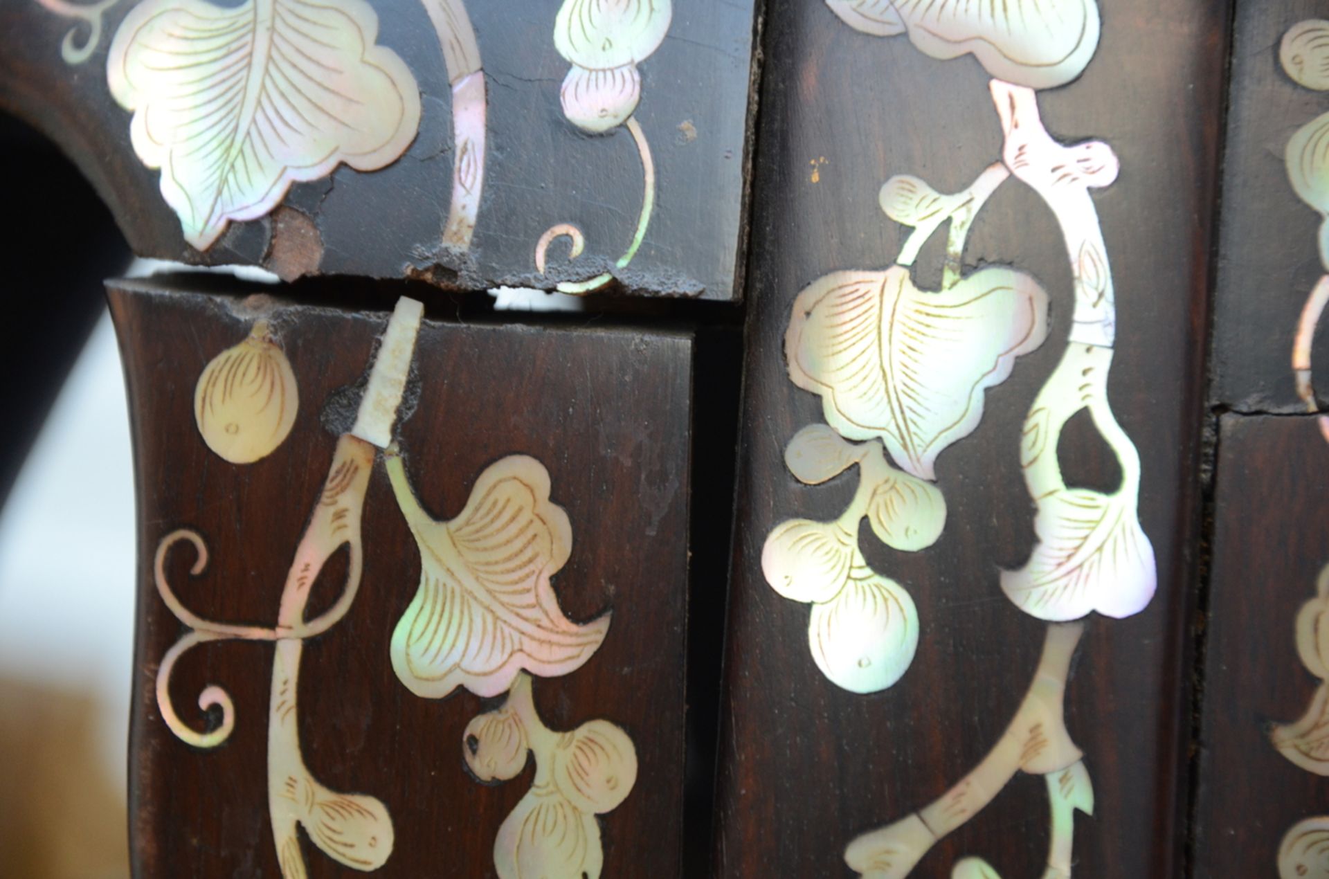 A pair of Chinese hardwood stands with mother-of-pearl inlay (h92 cm) (*) - Bild 3 aus 3