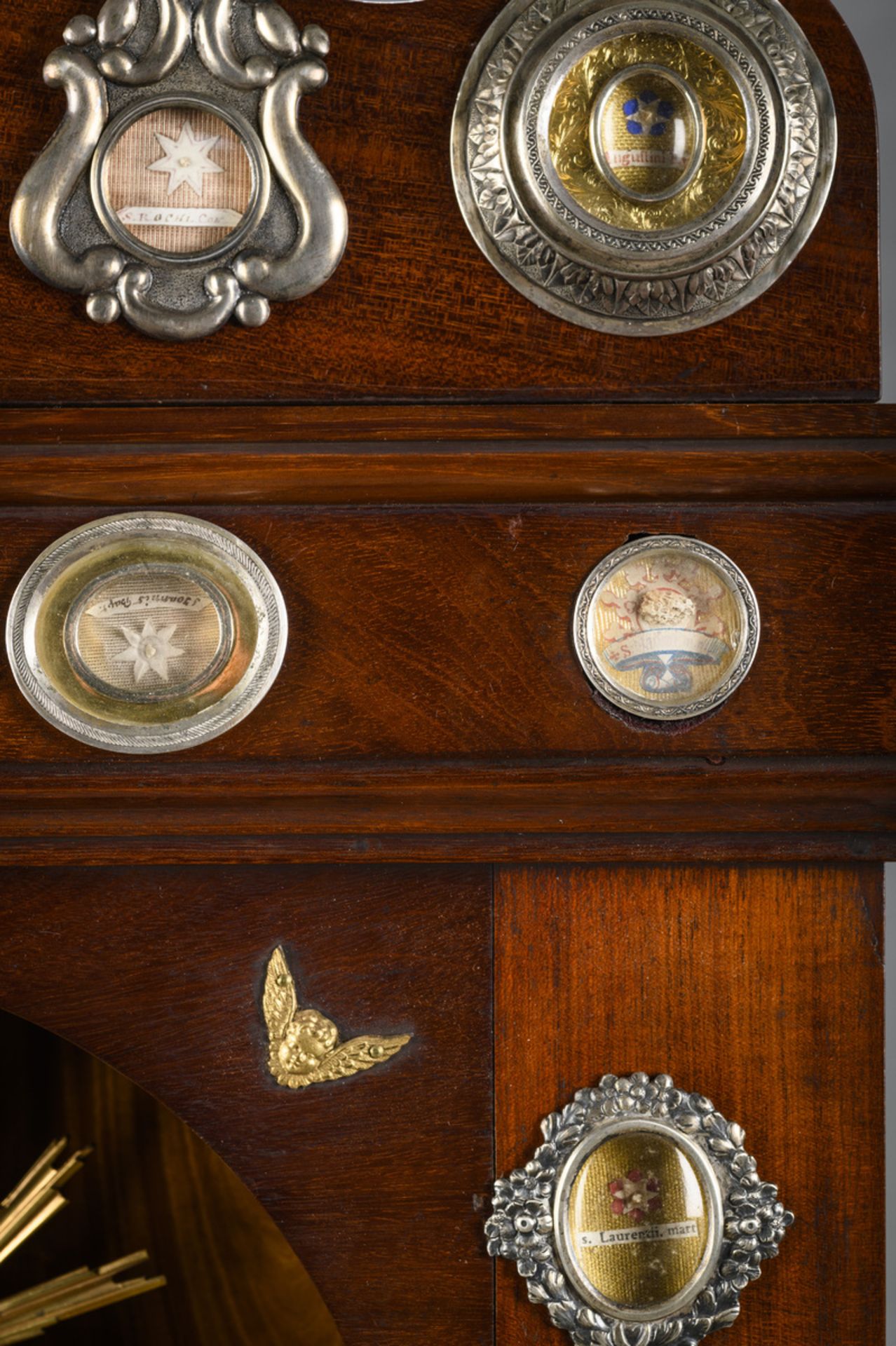 Exceptional mahogany chapel with 24 kiss relics and cross with relic (h110cm) - Image 3 of 9