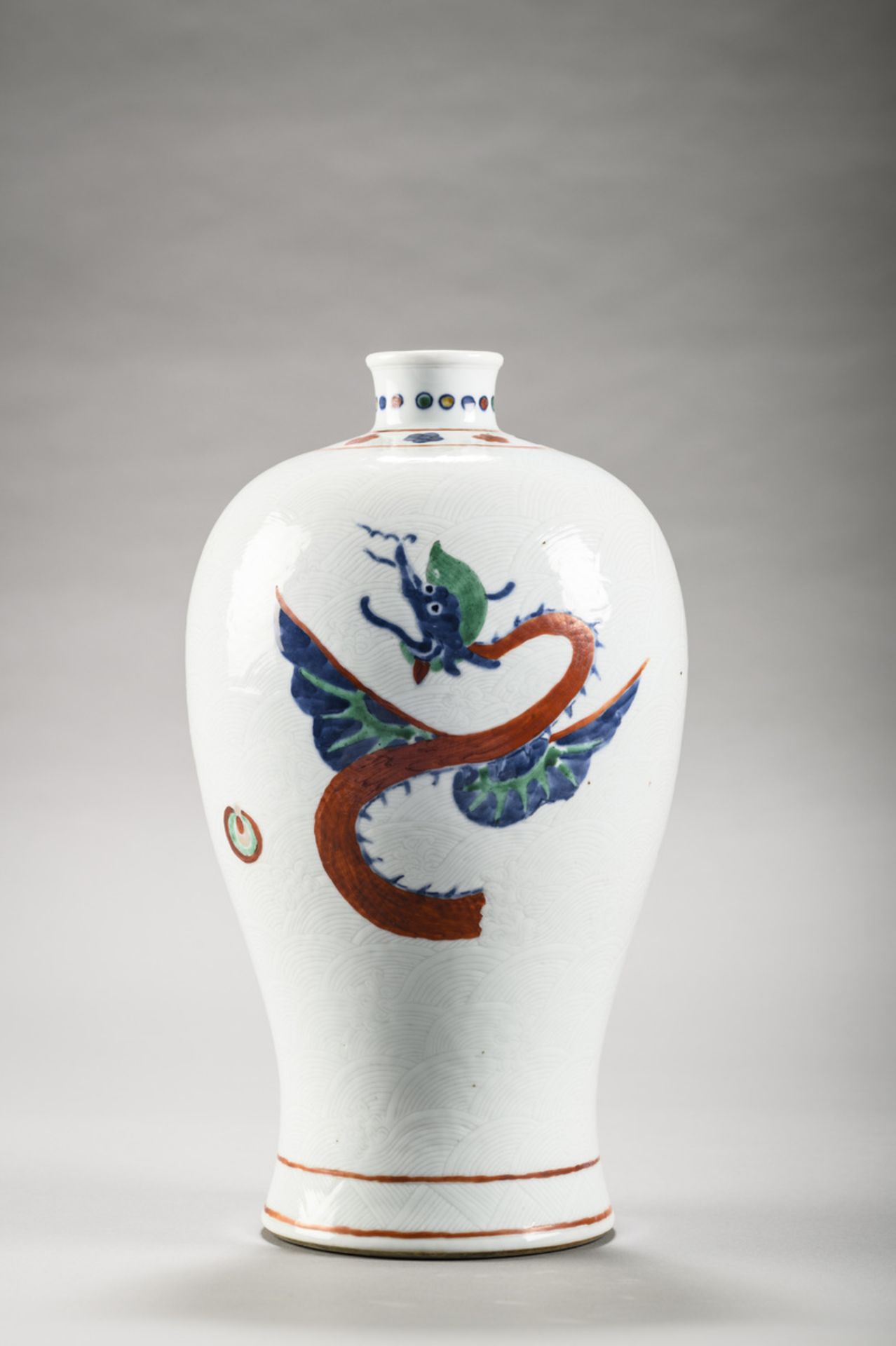 Meiping vase in Chinese Wucai porcelain with engraved decoration 'dragon' (H40cm)