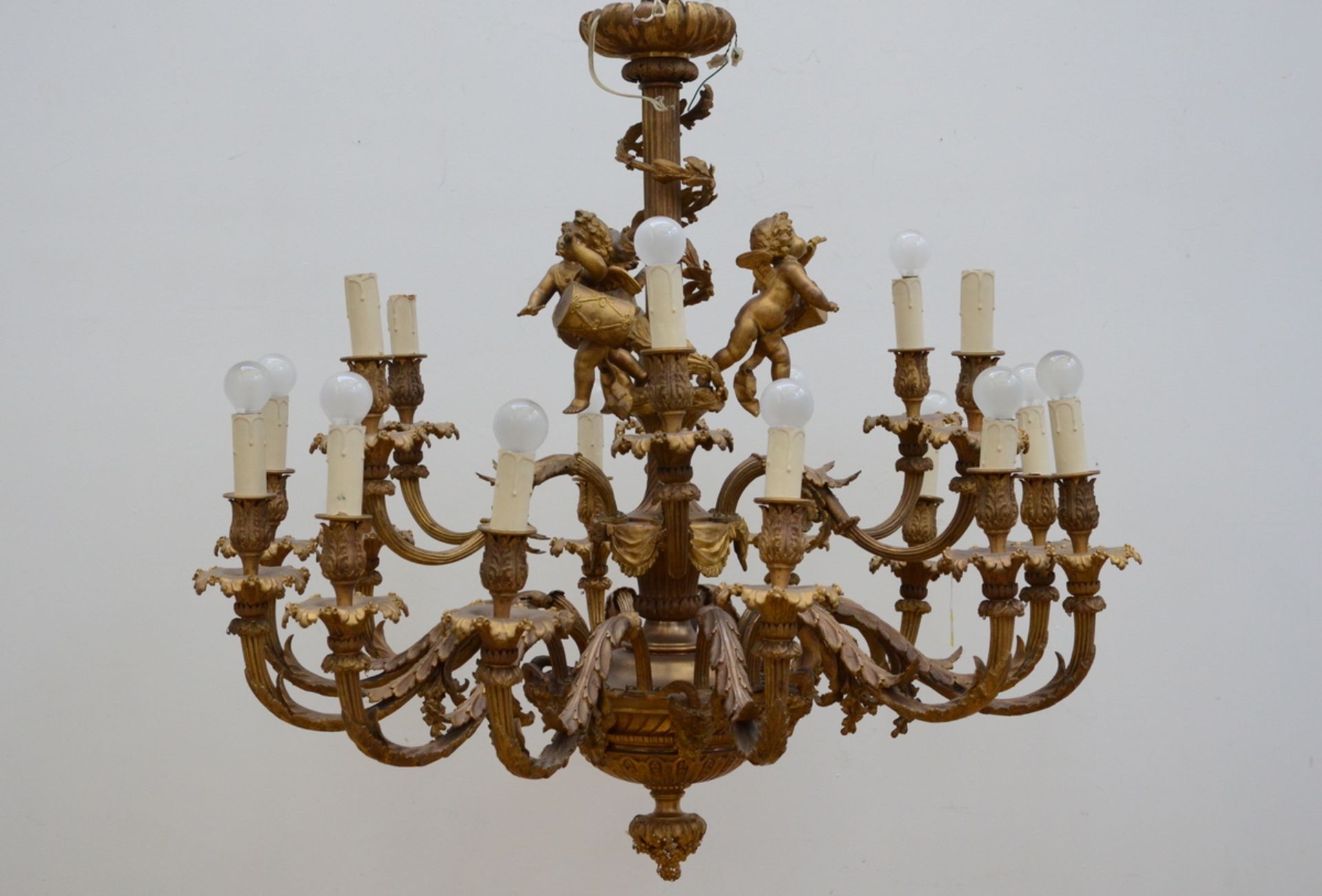 A gilt bronze Napoléon III chandelier with 18 light points 'musicians' (H90cm)