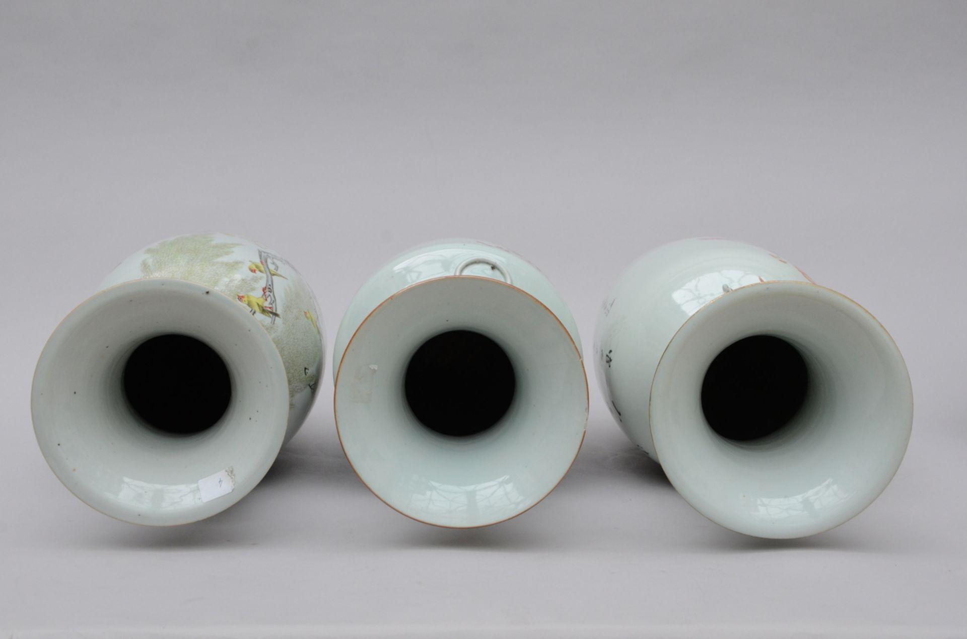 Lot: 3 Chinese vases 'antiquities', 'birds', 'flowers' (H 57.5, 58, 57 cm) - Image 3 of 4