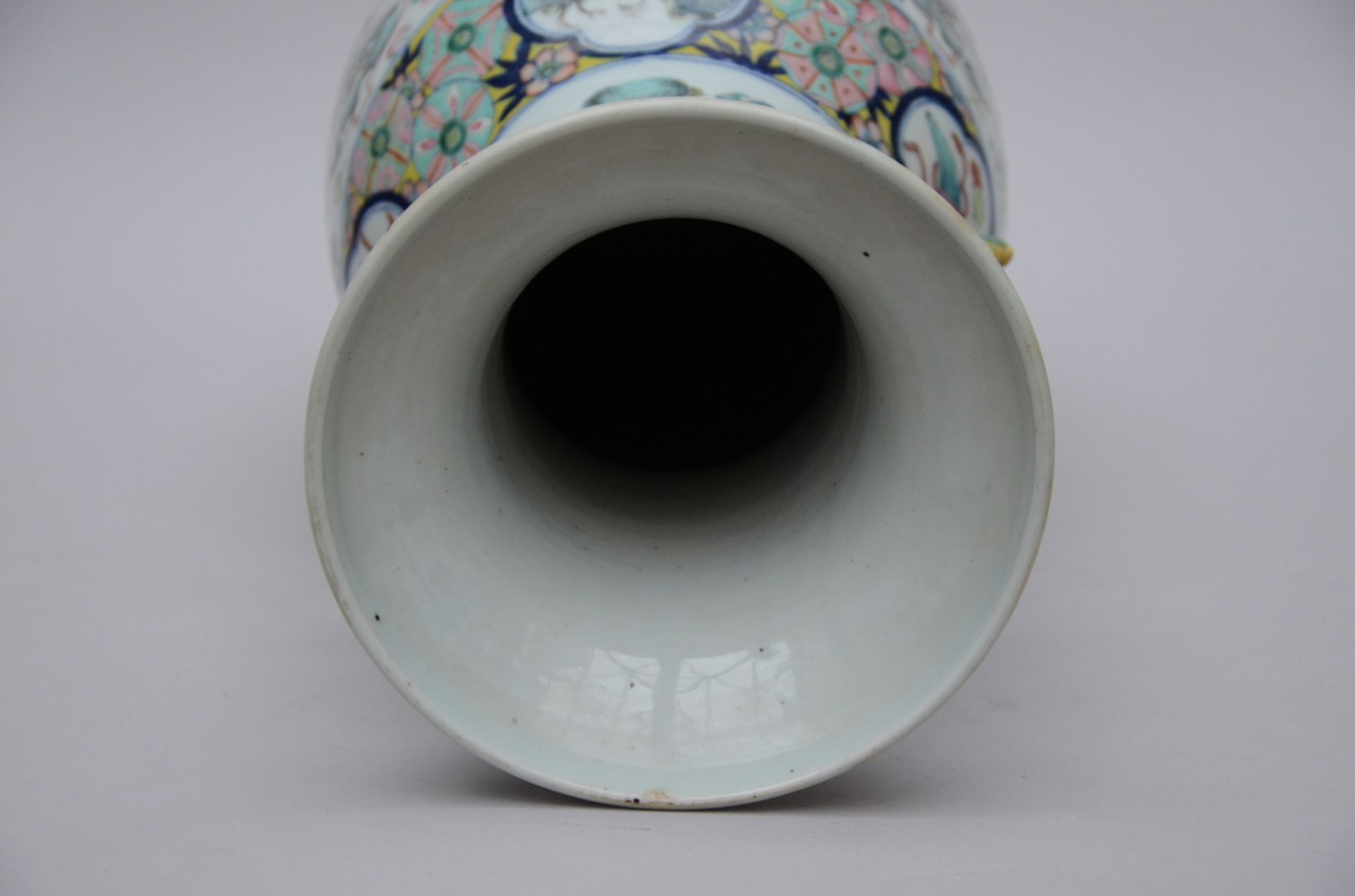 A Chinese famille rose porcelain vase with yellow handles (h60cm) (*) - Image 2 of 4