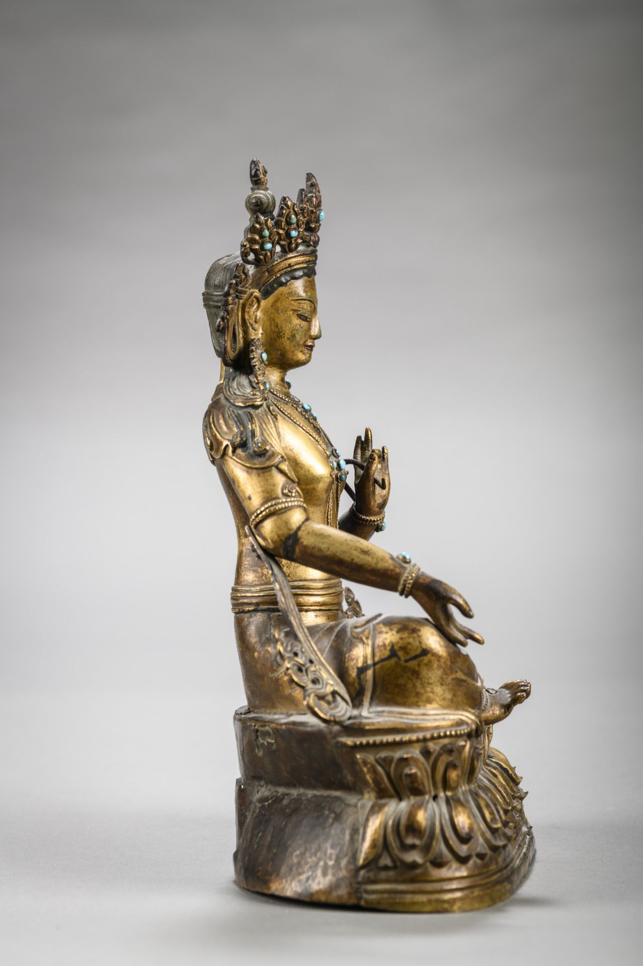 A Tibetan sculpture in copper repoussé 'green Tara', 18th century (h 27 cm) - Image 2 of 4