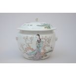 Lidded bowl in Chinese porcelain 'ladies' (22x22cm) (*)
