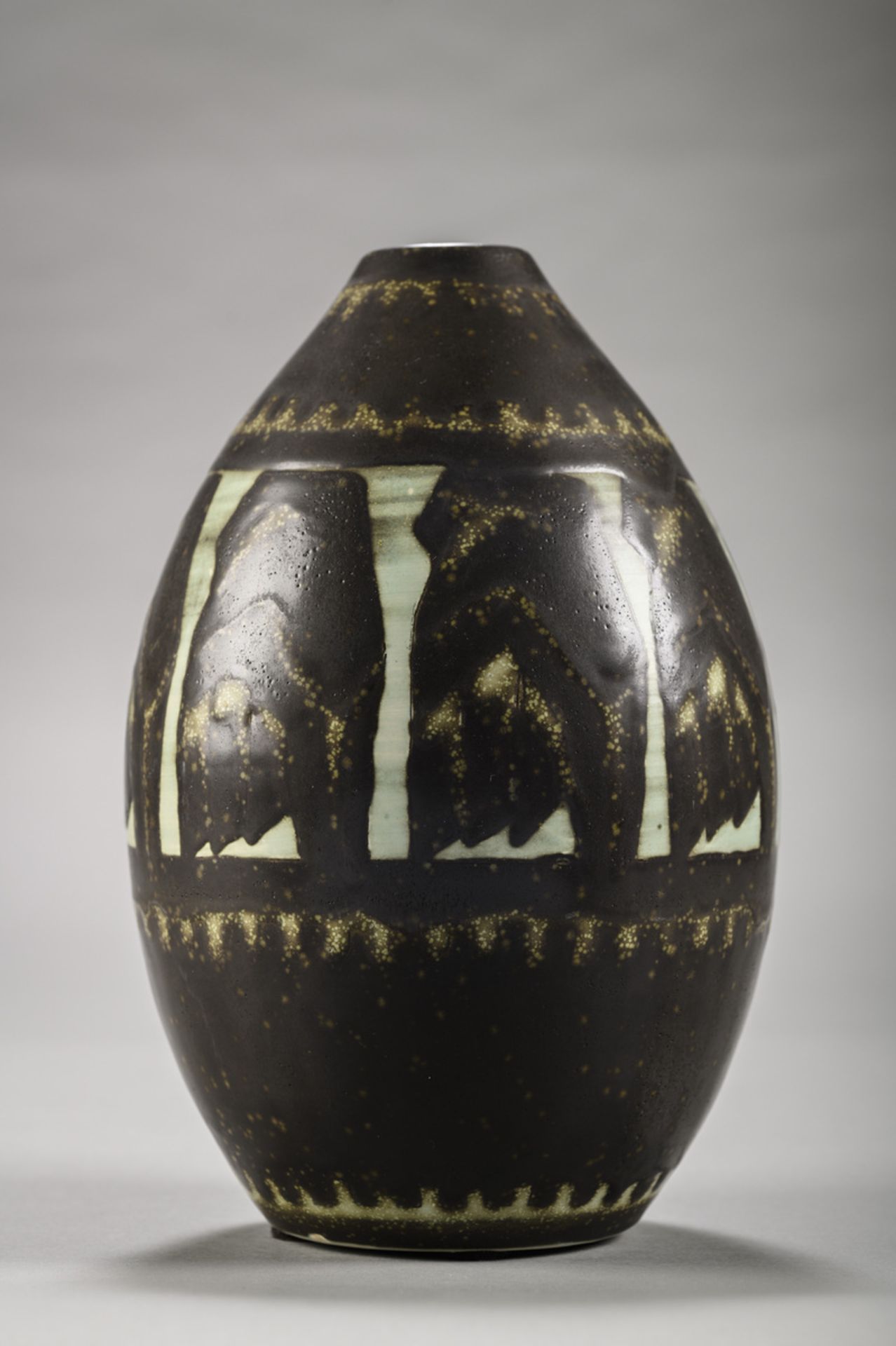 Art Deco vase in stoneware keramis, Boch La Louvière, Charles Catteau, 'abstract' D935B (h28cm) - Image 2 of 3