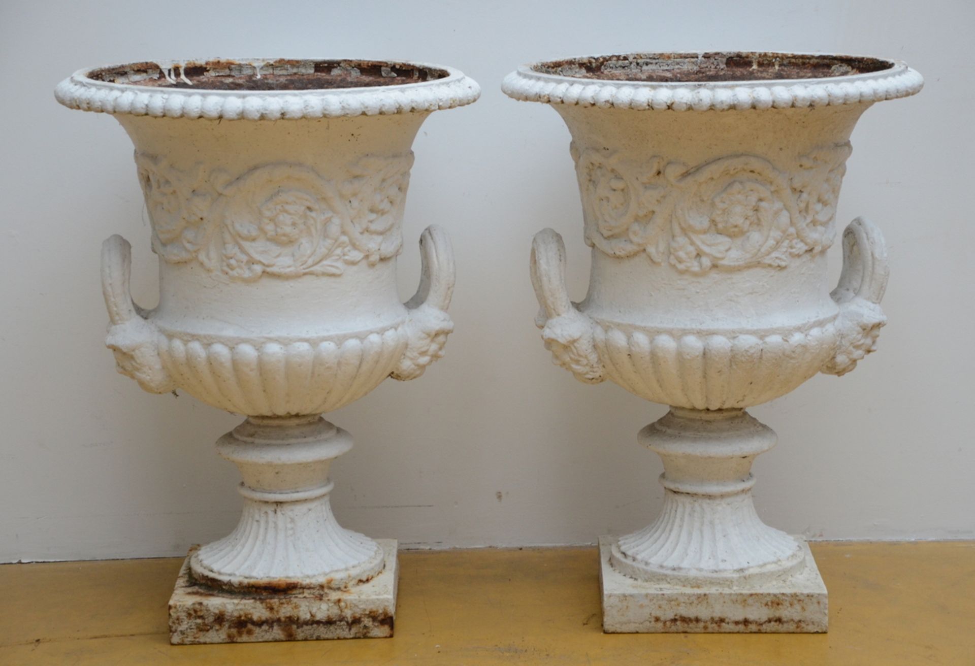 A pair of large Medici vases in cast iron (H77 Dia57cm)