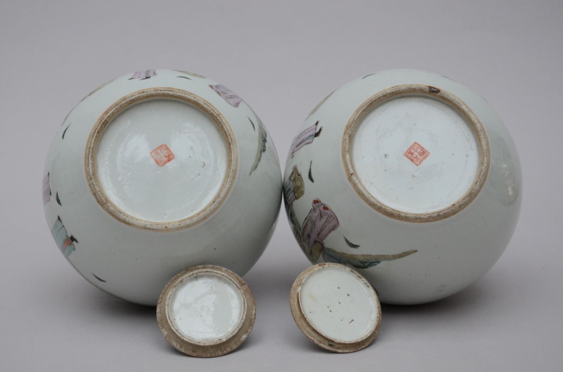 A pair of Chinese porcelain famille rose ginger jars 'Taoist scenes' (h23cm-dia22cm) (*) - Image 5 of 5