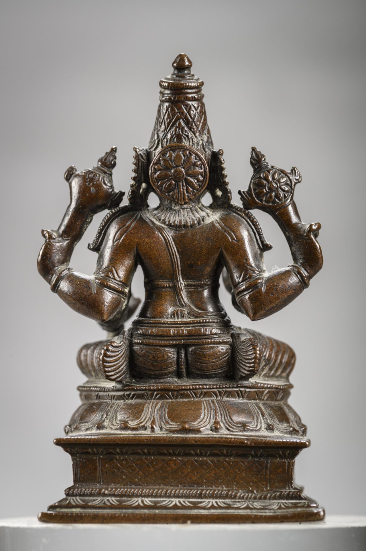 Indian bronze sculpture 'Vishnu', 18th - 19th century (h 10.3 cm) - Image 4 of 6