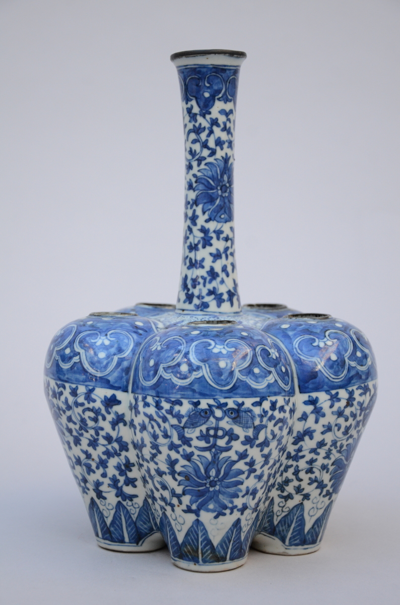 A Chinese blue and white porcelain tulip vase, 19th century (h27cm) (*)