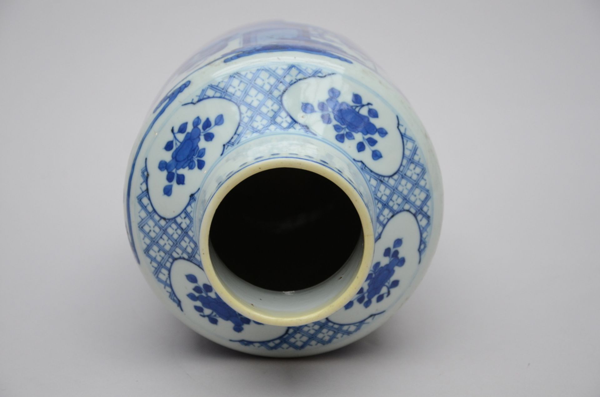 Chinese vase in blue and white porcelain, 'court scene' (H39cm) (*) - Image 4 of 5