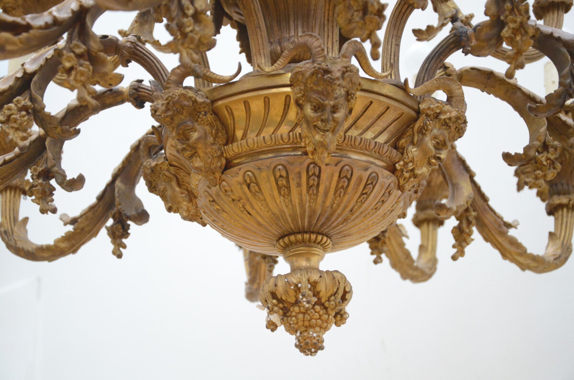 A gilt bronze Napoléon III chandelier with 18 light points 'musicians' (H90cm) - Image 2 of 4