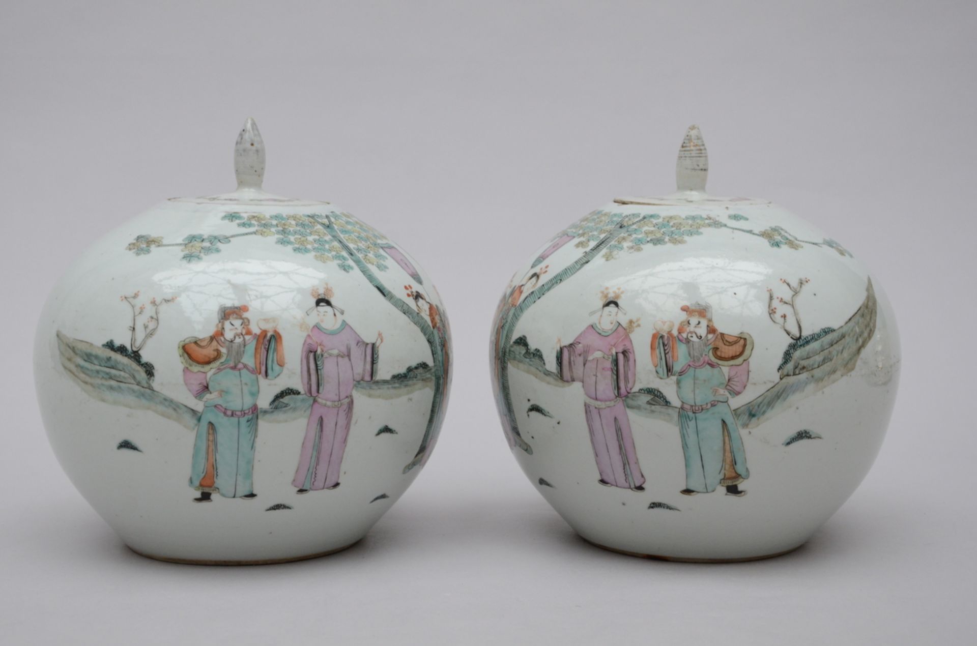 A pair of Chinese porcelain famille rose ginger jars 'Taoist scenes' (h23cm-dia22cm) (*) - Image 3 of 5