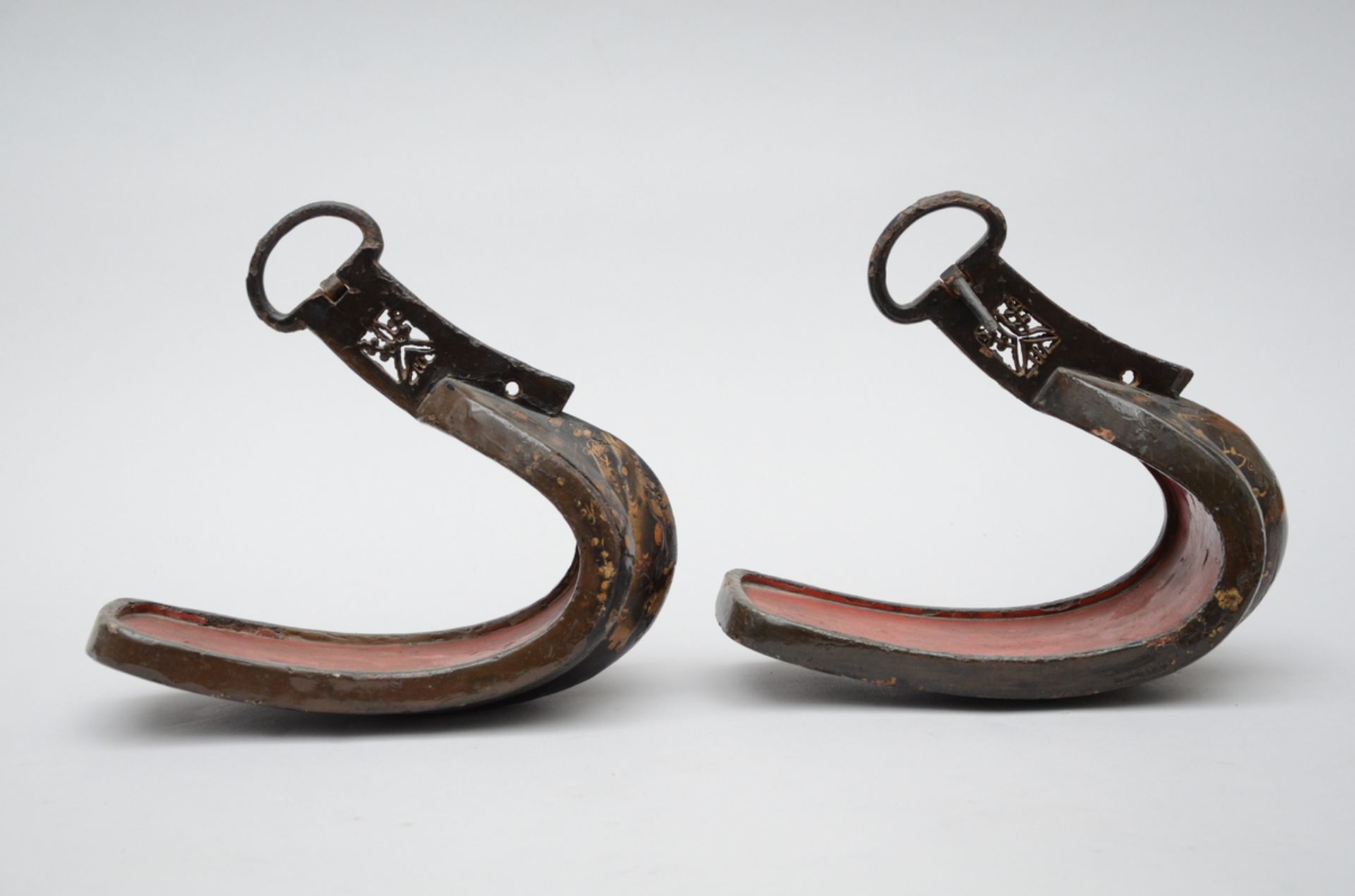 A pair of lacquered bronze stirrups, Edo period (27x29x13cm) (*) - Bild 3 aus 3