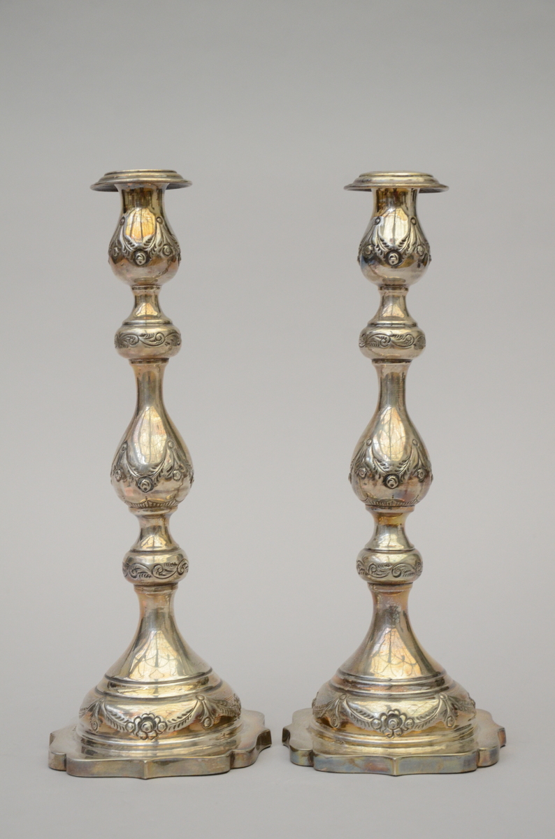 A pair of silver candlesticks, English (H34.5cm)