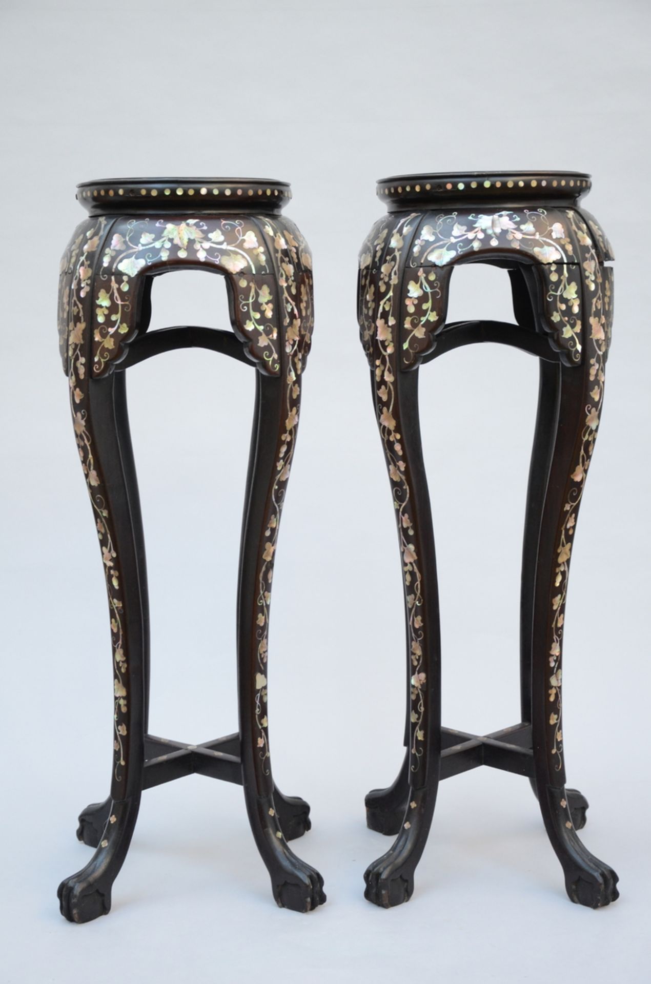 A pair of Chinese hardwood stands with mother-of-pearl inlay (h92 cm) (*)