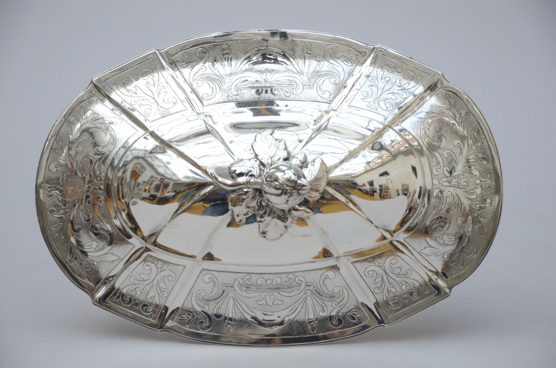 A fine engraved souptureen with plate - Image 3 of 5