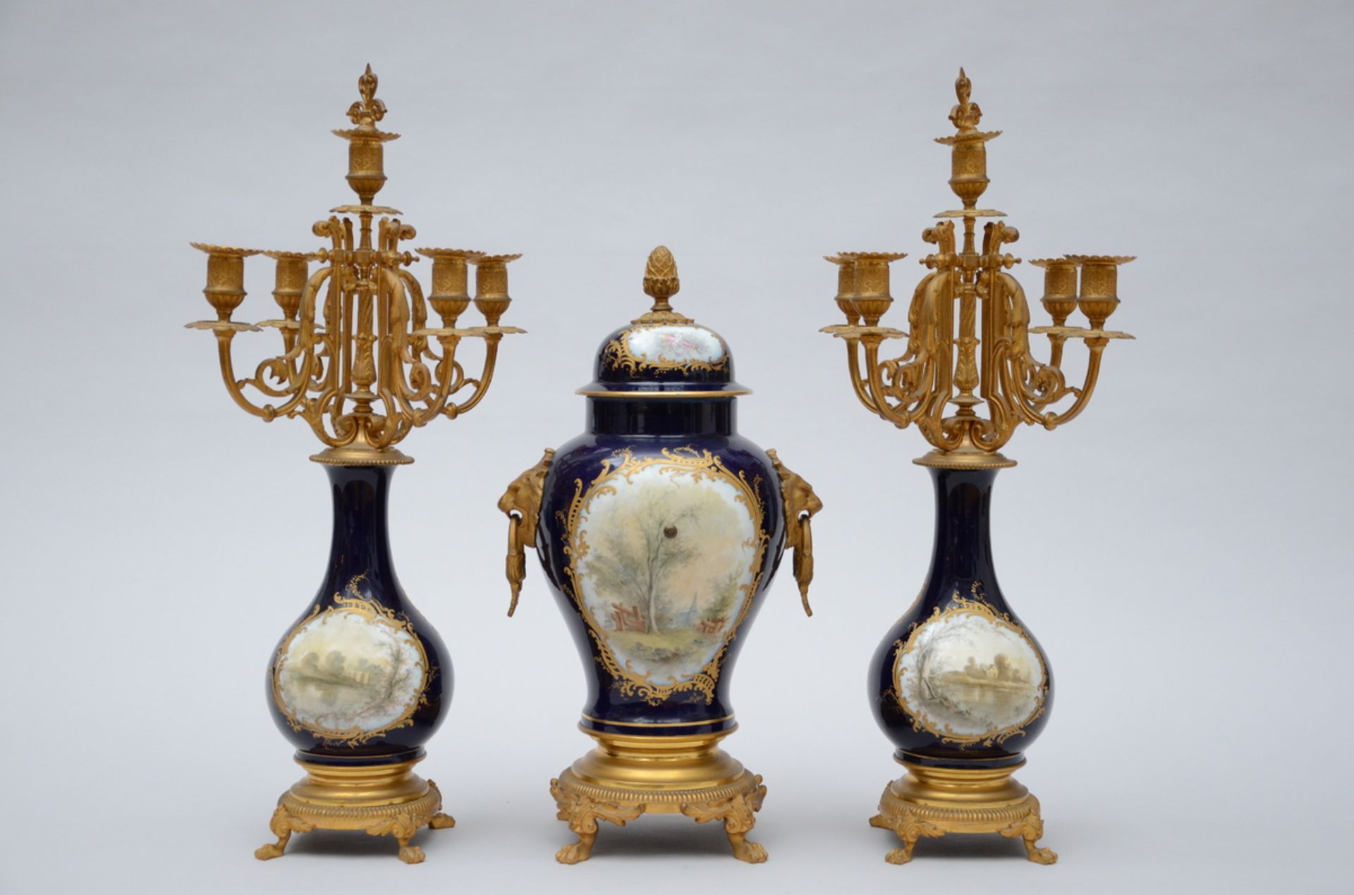 Quentin: three-piece clock set in Sèvres porcelain (h46-59cm) (*) - Image 4 of 5