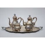 Coffee and Tea service in silver on a platter (800/1000)