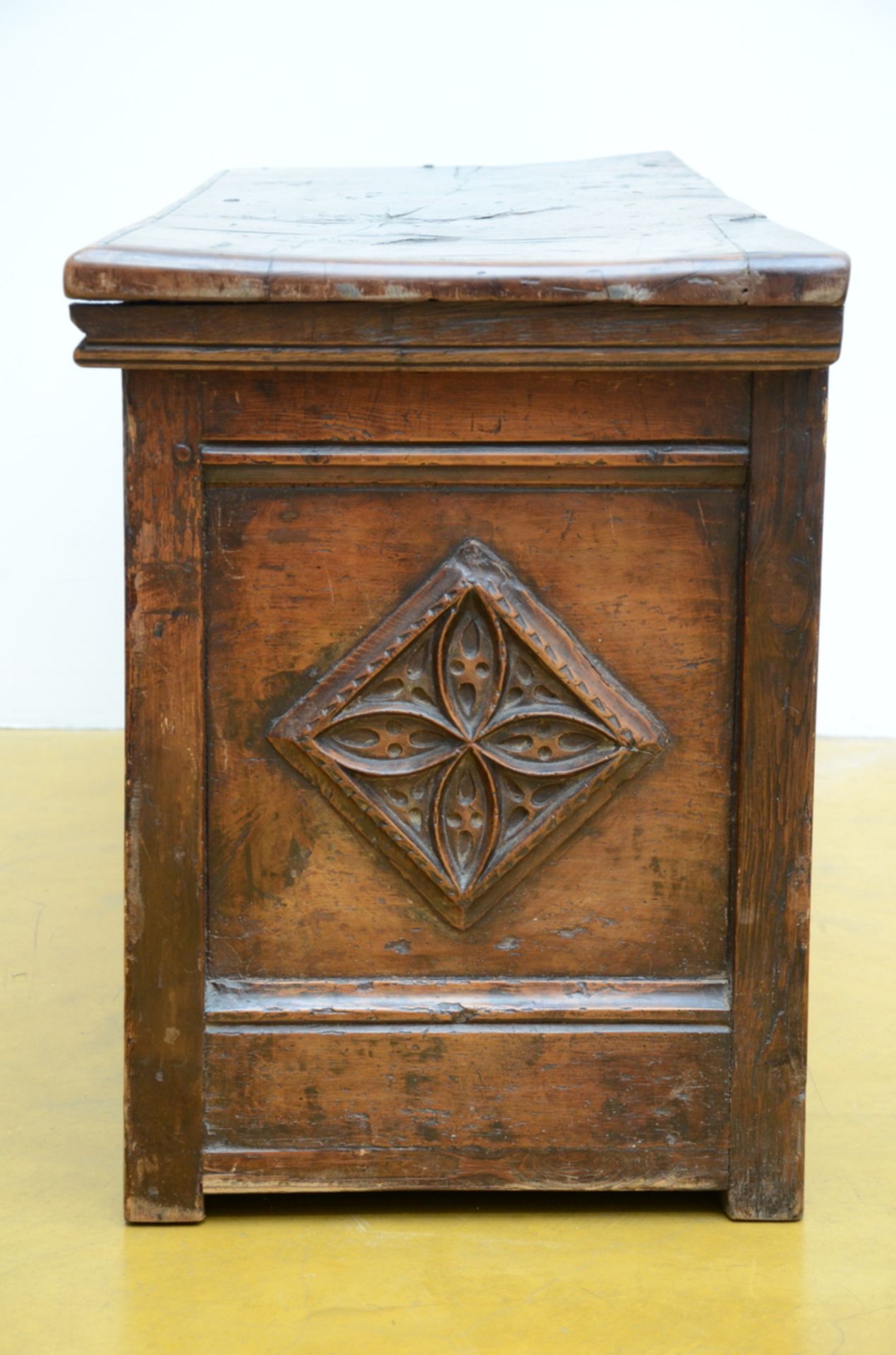 A walnut chest 'gothic' (68x135x49cm) - Image 2 of 4