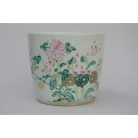 A planter in Chinese porcelain 'decor with chrysanthemums' (H31.5 dia36cm)
