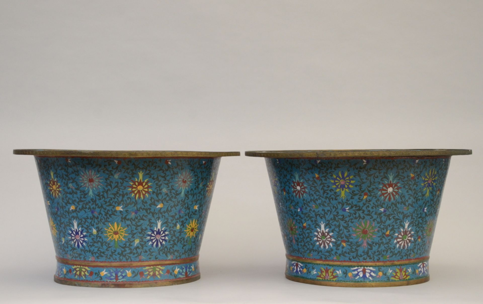 A pair of large planters in Chinese cloisonné (H37xdia62cm) - Image 2 of 4