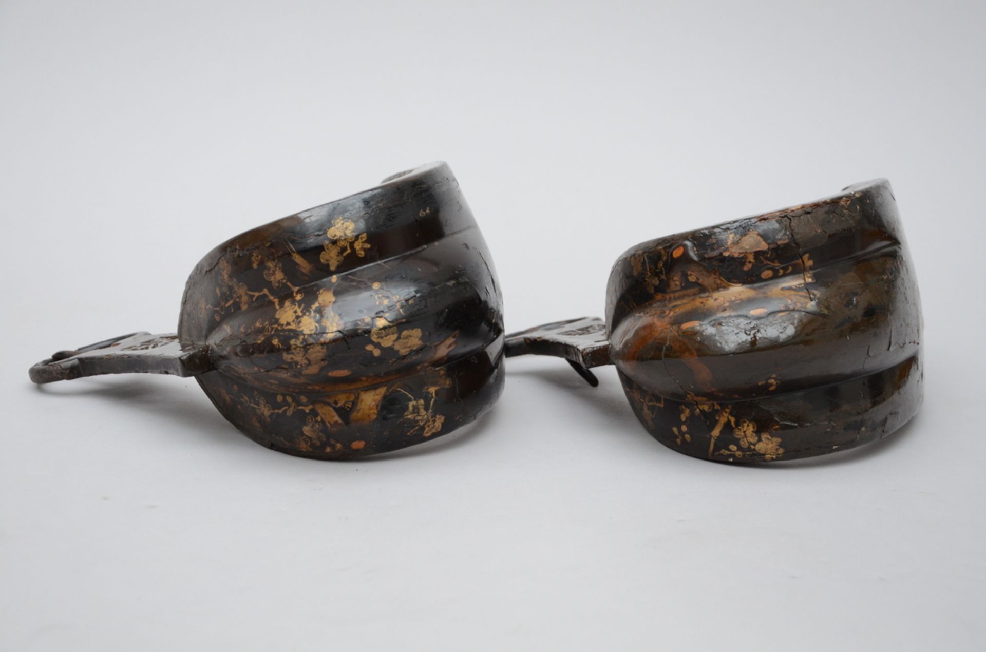 A pair of lacquered bronze stirrups, Edo period (27x29x13cm) (*)