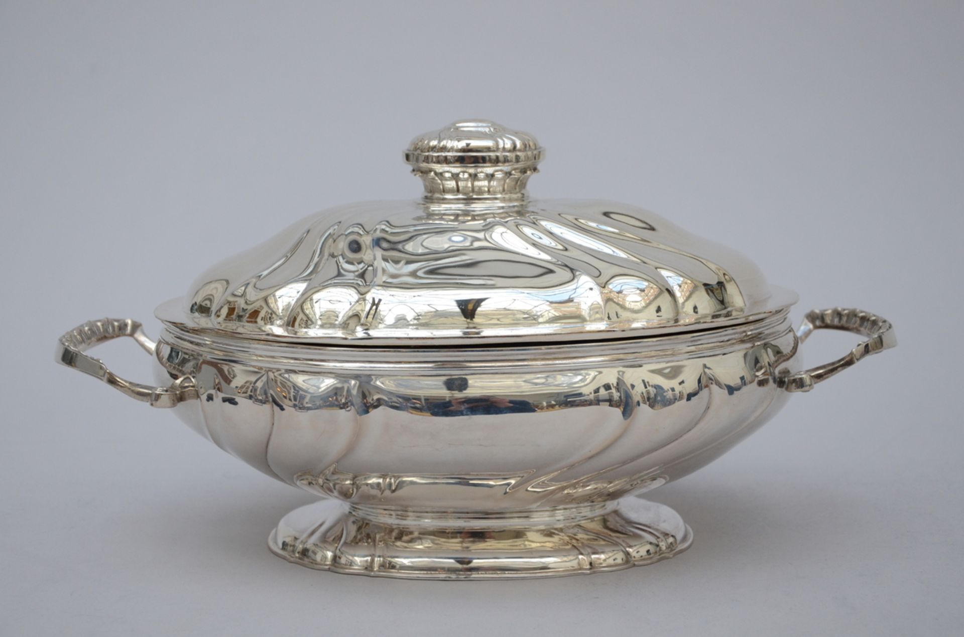 A silver vegetable bowl (19x35x19.5cm)