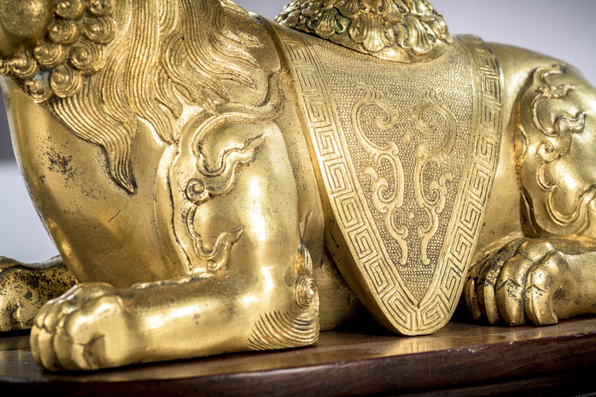 A fine pair of gilt bronze mythical lions on hardwood stands, China Qing dynasty (14.5 x 22.5 x 10 - Image 6 of 6