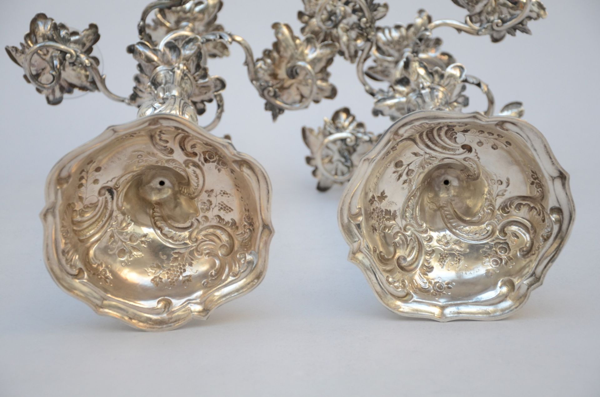 A pair of silver Louis XV style chandeliers (h48cm) - Bild 3 aus 5