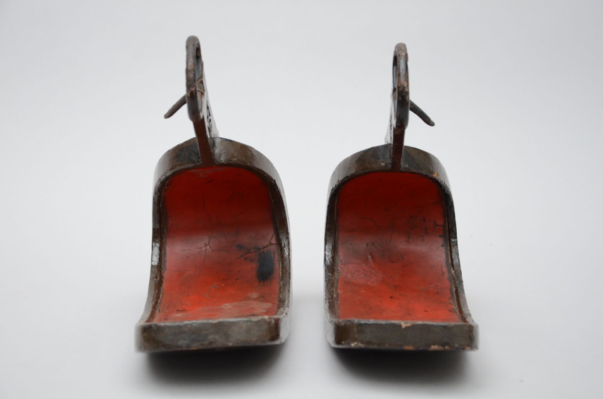 A pair of lacquered bronze stirrups, Edo period (27x29x13cm) (*) - Bild 2 aus 3