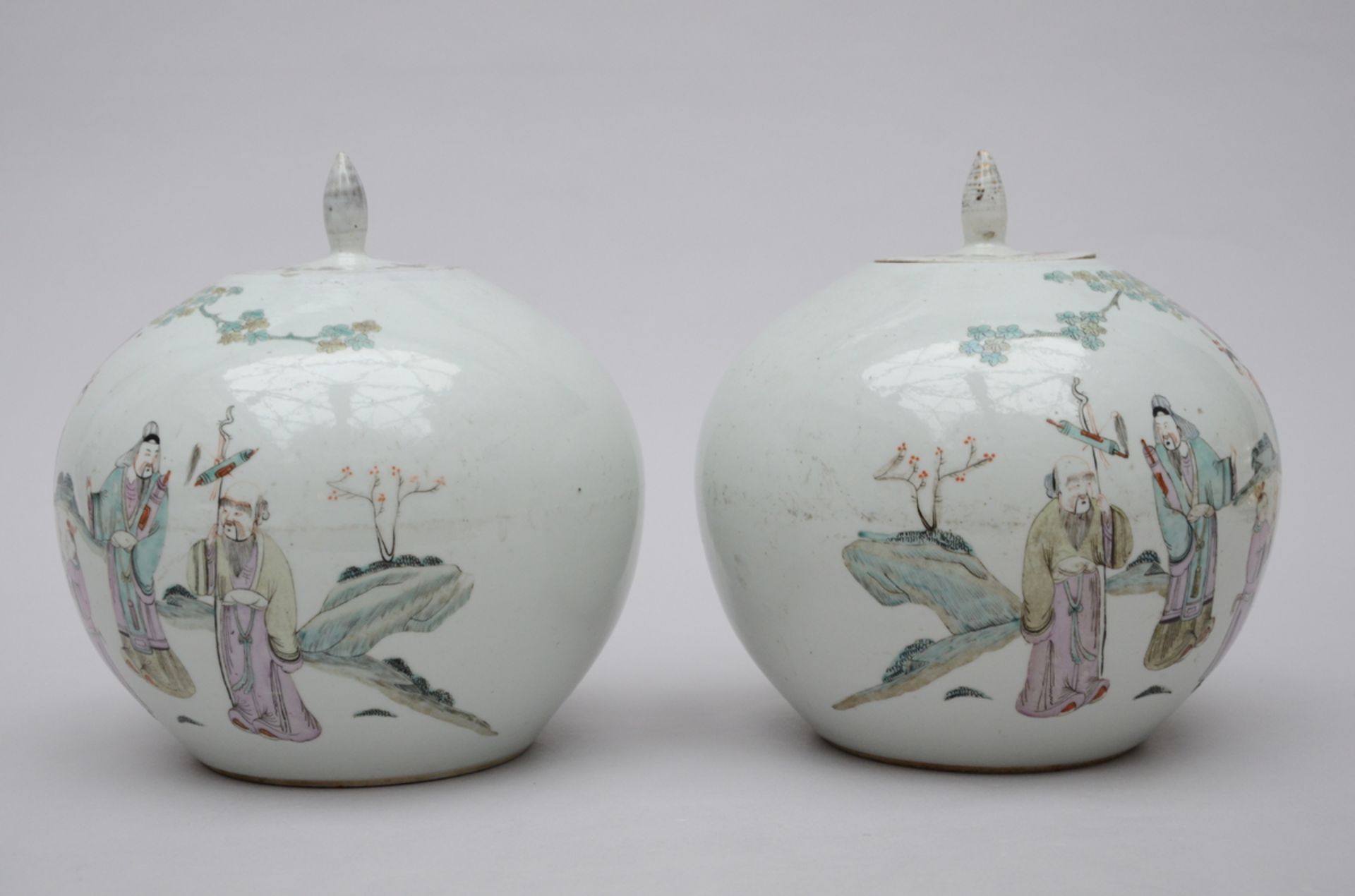 A pair of Chinese porcelain famille rose ginger jars 'Taoist scenes' (h23cm-dia22cm) (*) - Image 2 of 5