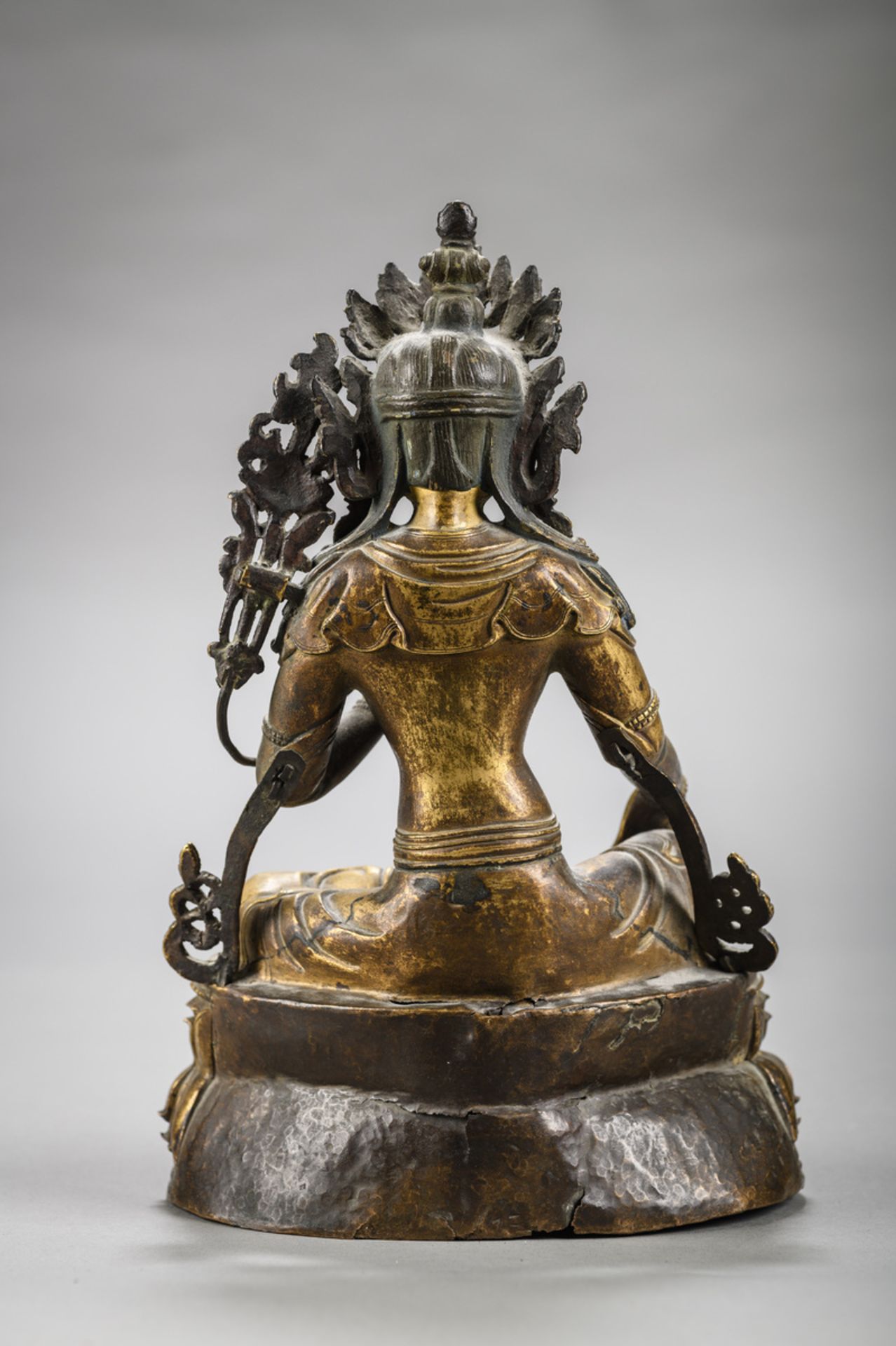 A Tibetan sculpture in copper repoussé 'green Tara', 18th century (h 27 cm) - Image 3 of 4